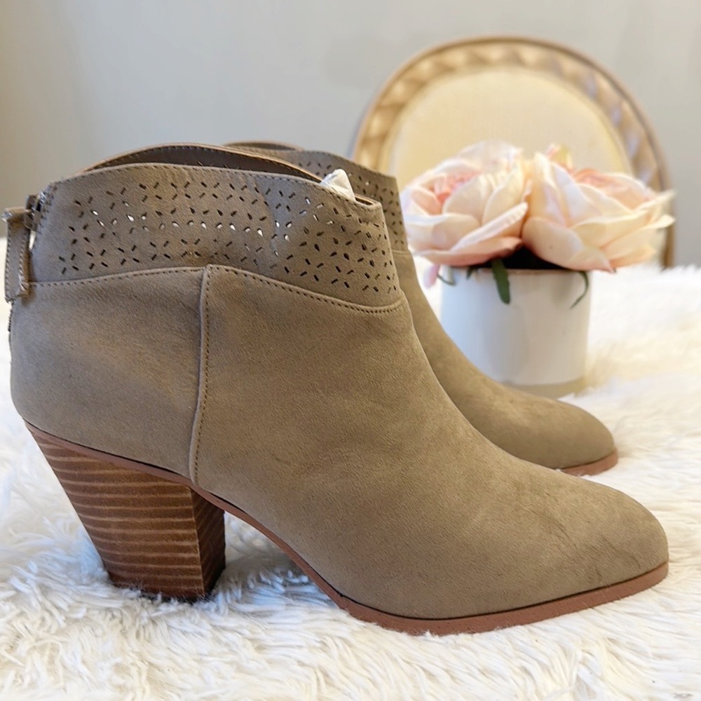 NEW Violet & Red Jackson Laser Cut Topline ankle bootie women size 8.5